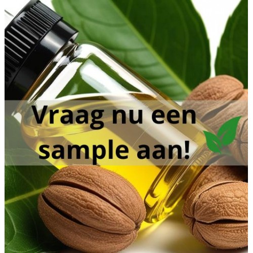 Amberkleurig pipetflesje met jojoba-olie, met een druppel olie aan de pipet. Ernaast liggen natuurlijke jojoba-noten en verse groene blaadjes op een neutrale achtergrond.